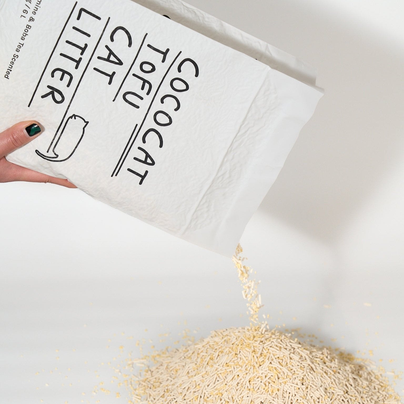 Biodegradable tofu cat litter, plant-based, dust-free, flushable, superior odor control, 6L.
