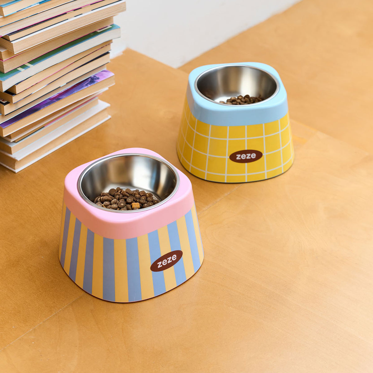 zeze Stainless pet bowl, with the yellow plaid bowl on a wooden table
