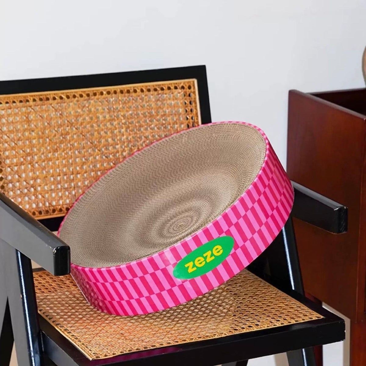 zeze Retro cat scratcher bed, Retro Sweetheart on a rattan chair