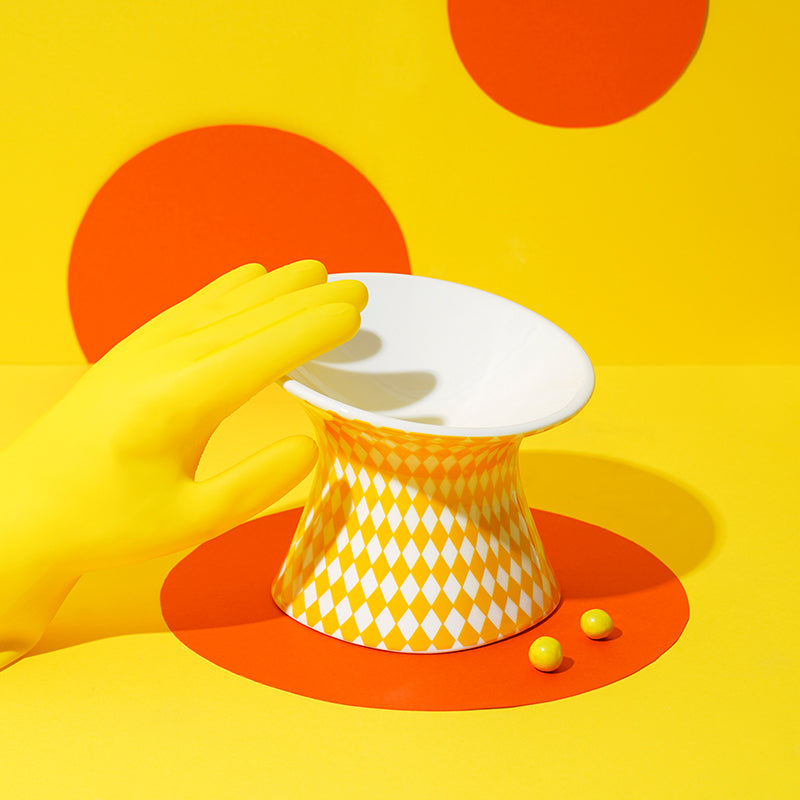 zeze Popart ceramic pet bowl, yellow bowl on an orange set