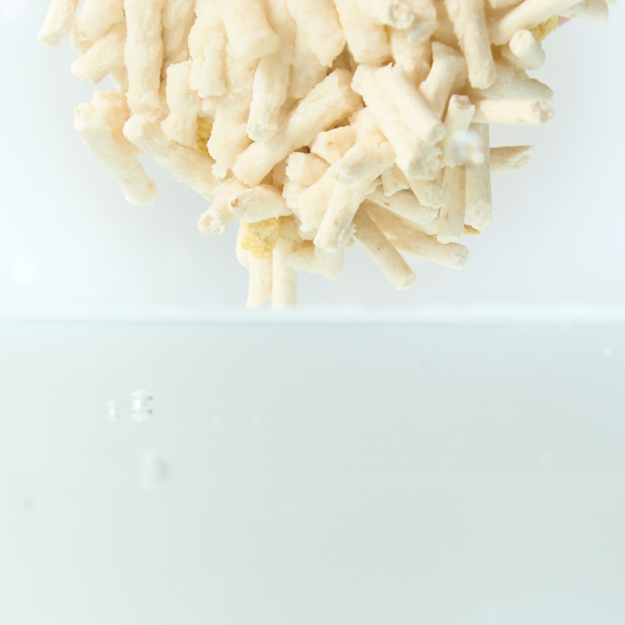 Biodegradable, dust-free tofu cat litter with superior odor control, made from plant-based materials.