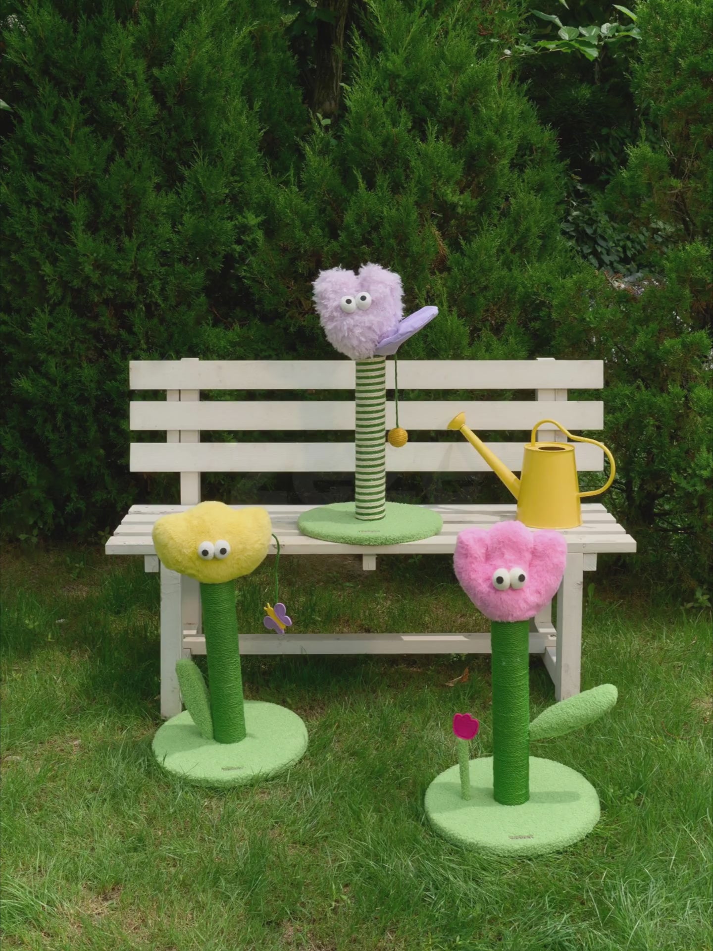 zeze Tulip Cat Scratching Post video